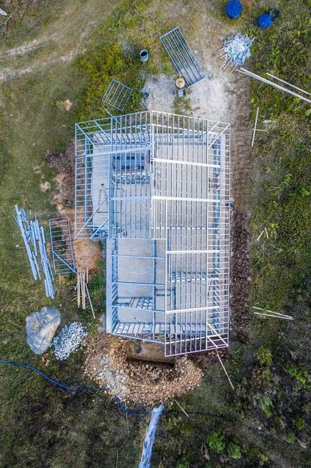 Vista aérea da estrutura metálica sobre a laje